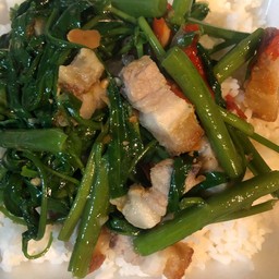 ผัดผักบุ้งหมูกรอบราดข้าว