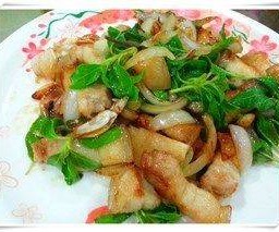 ผักกะเพราหมุสามชั้นราดข้าว