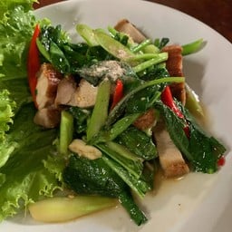 คะน้าหมูกรอบ