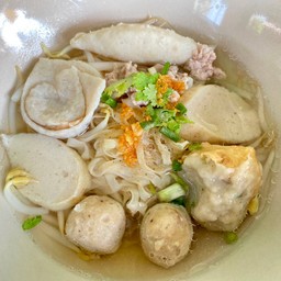 ก๋วยเตี๋ยวลูกชิ้นรวมมิตร+หมูสับ น้ำใส