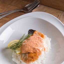 ข้าวหน้าปลาแซลมอนซอสครีมไข่กุ้ง