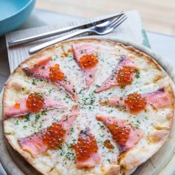 พิซซ่าปลาแซลมอนรมควันโรยไข่