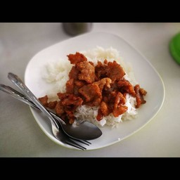 หมูกระเทียมราดข้าว