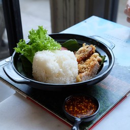 ข้าวหมูสามชั้นทอดน้ำปลา