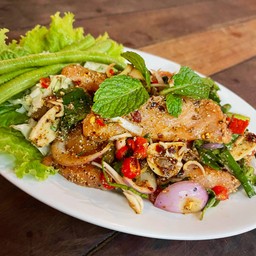 ลาบแซลมอนเนื้อแน่นๆ สดๆ หอมข้าวคั่ว