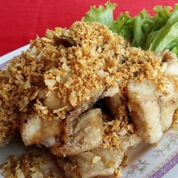 เนื้อปลาเก๋าทอดราดกระเทียมพริกไท