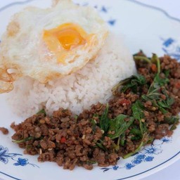 ข้าวราดกะเพราเนื้อ