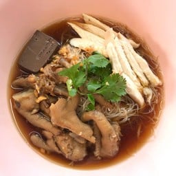 ก๋วยเตี๋ยวเนื้อไก่ + ขาไก่