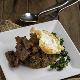 ข้าวเหนียวผัดกะเพราเนื้อสับเสิร์ฟกับเนื้อสเต็กและไข่ดาว