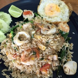 ข้าวผัดรวมมิตรไข่ดาว