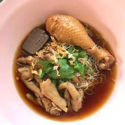 ก๋วยเตี๋ยวไก่ตุ๋น + ขาไก่