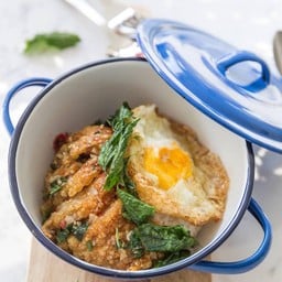 ข้าวหน้ากระเพราขาหมูทอดเยอรมันเสิร์ฟพร้อมไข่ดาวกรอบ