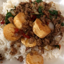 กระเพราหมูสับเต้าหู้ไข่