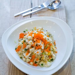 ข้าวผัดปูโรยไข่กุ้ง