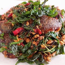 กระเพราไก่ไข่เยี่ยวม้า(กับข้าว)