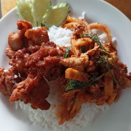 ข้าวพริกแกงไก่หน่อไม้+ไก่ทอดเกลือ