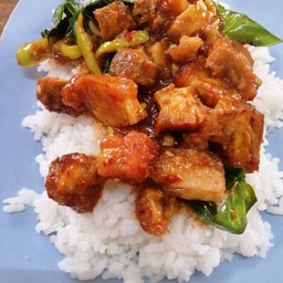 ผัดพริกแกงหมูกรอบราดข้าว