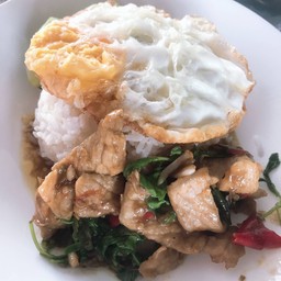 กะเพราหมูชิ้น + ไข่ดาว