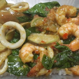 ผัดพริกแกงเขียวหวาน ( กุ้ง , ปลาหมึก )ราดข้าว