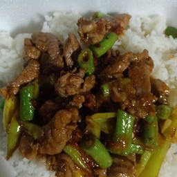 ผัดพริกแกงราดข้าว+ไข่ดาว+เครื่องดื่มเลือกได้