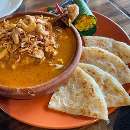 มัสมั่นไก่+โรตี เสิร์ฟพร้อมข้าวหอมมะลิขมิ้น