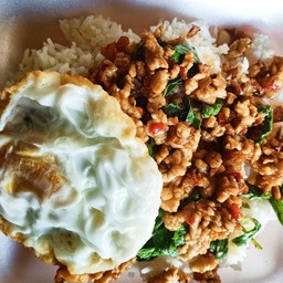 ข้าวกระเพราไก่+ไข่ดาว+เครื่องดื่มเลือกได้