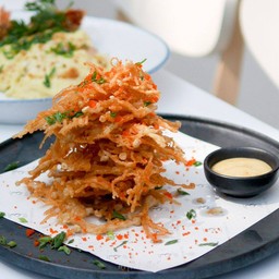 กรอบ แต่แอบอมน้ำมันนิดแต่พอกินคู่กับ ซอส และโรยไข่กุ้งกรุบๆ  เลยให้อภัย 🤣 160-.