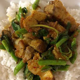 ผัดพริกแกงหมูกรอบ