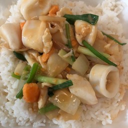 ปลาหมึกผัดไข่เค็ม