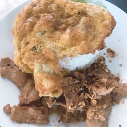 หมูกระเทียม + ไข่เจียว ราดข้าว