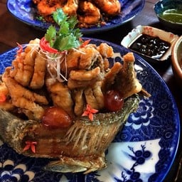 ปลากะพงทอดซอสดอกบ๊วยแดง