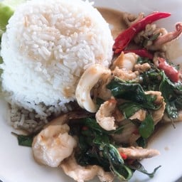 กะเพรารวมมิตร ราดข้าว