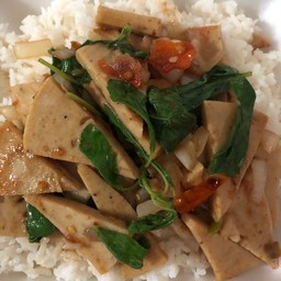 กระเพราหมูยอ