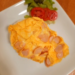 ข้าวไข่เจียวไส้กรอกชีส