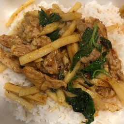 ผัดพริกแกงหมูใส่หน่อไม้เส้น