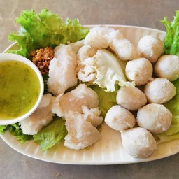 ลูกชิ้นหมูลวกจิ้ม