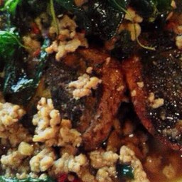 ผัดกระเพราไข่เยี่ยวม้า