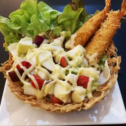 สลัดผลไม้กุ้งทอด