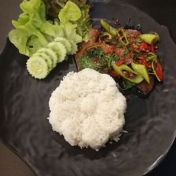 กระเพราเบค่อนเราดข้าว