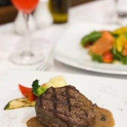 Beef tenderloin with red wine sauce 