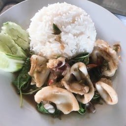 กะเพราปลาหมึก ราดข้าว