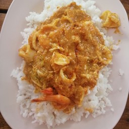 ผัดผงกระหรี่ทะเลราดข้าว