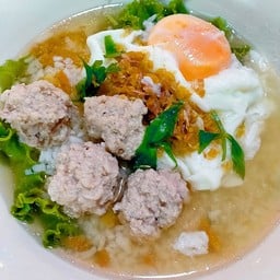 ข้าวต้มหมูสับก้อนกับไข่มะตูม