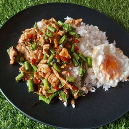 ข้าวกะเพราเนื้อชิ้น