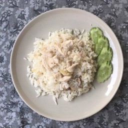 ข้าวผัดกระเทียมไก่