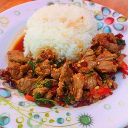 กะเพราเนื้อผัดพริกแห้ง เด็ดที่ซอสกะเพราสูตรเฉพาะของทางร้าน