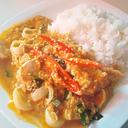 ผัดผงกระหรี่ราดข้าว