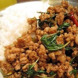 กระเพราหมูสับกับข้าวสุดคุ้ม
