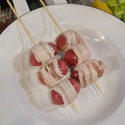 เบค่อนพันไส้กรอก