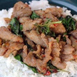 ข้าวกระเพราหมูชิ้น